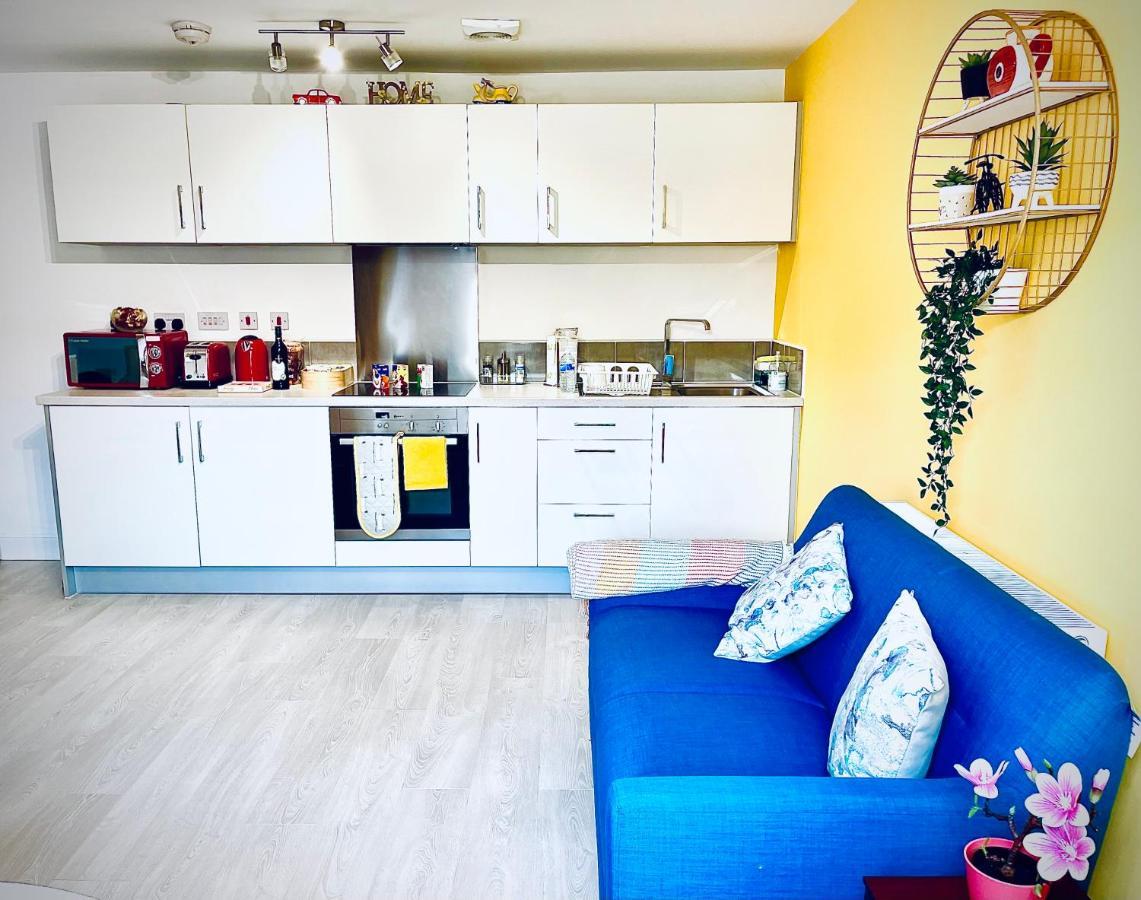 Modern Townhouse, Sleeps 4 With Parking Apartment Wakefield Exterior photo