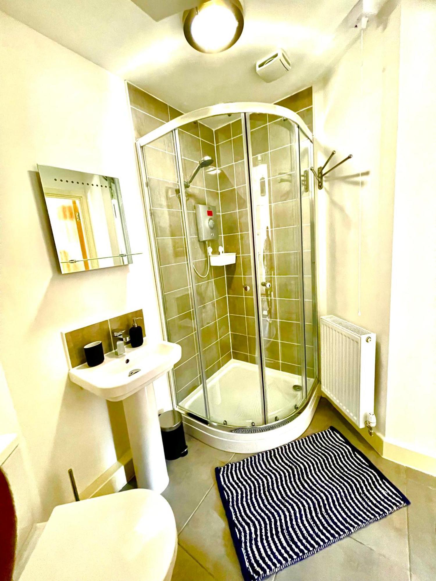 Modern Townhouse, Sleeps 4 With Parking Apartment Wakefield Exterior photo